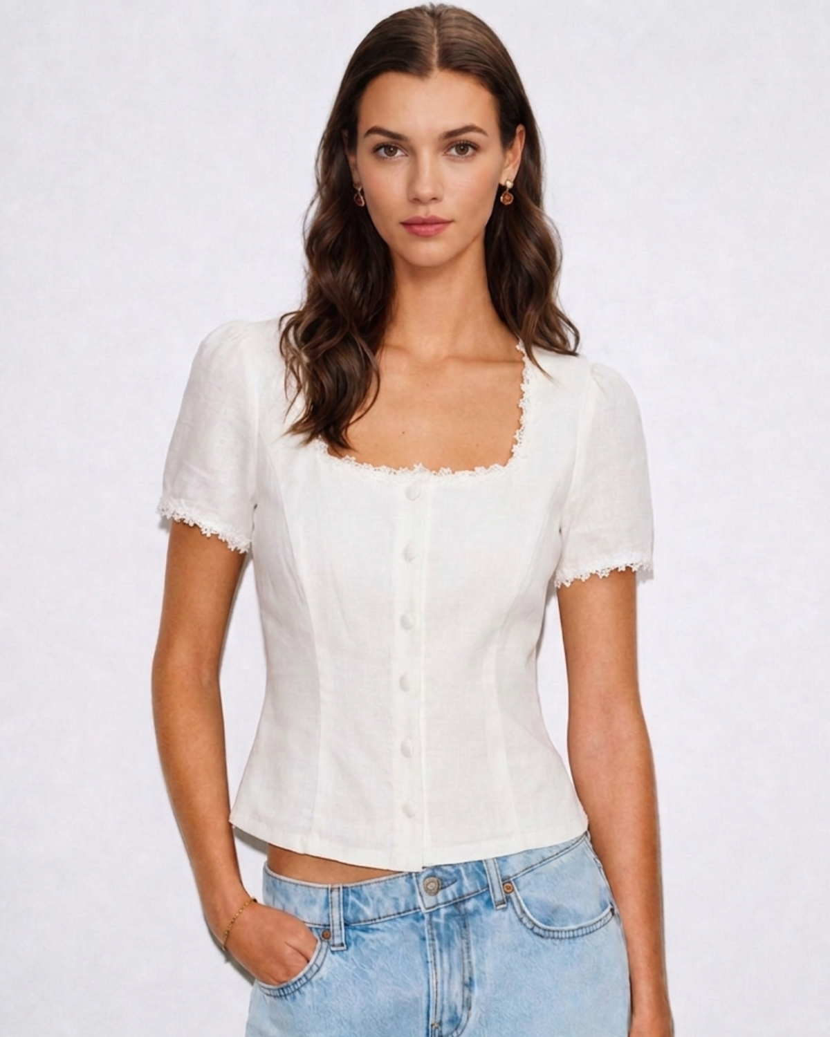 Lucía | Blusa blanca de encaje con escote cuadrado - LolaLenz™