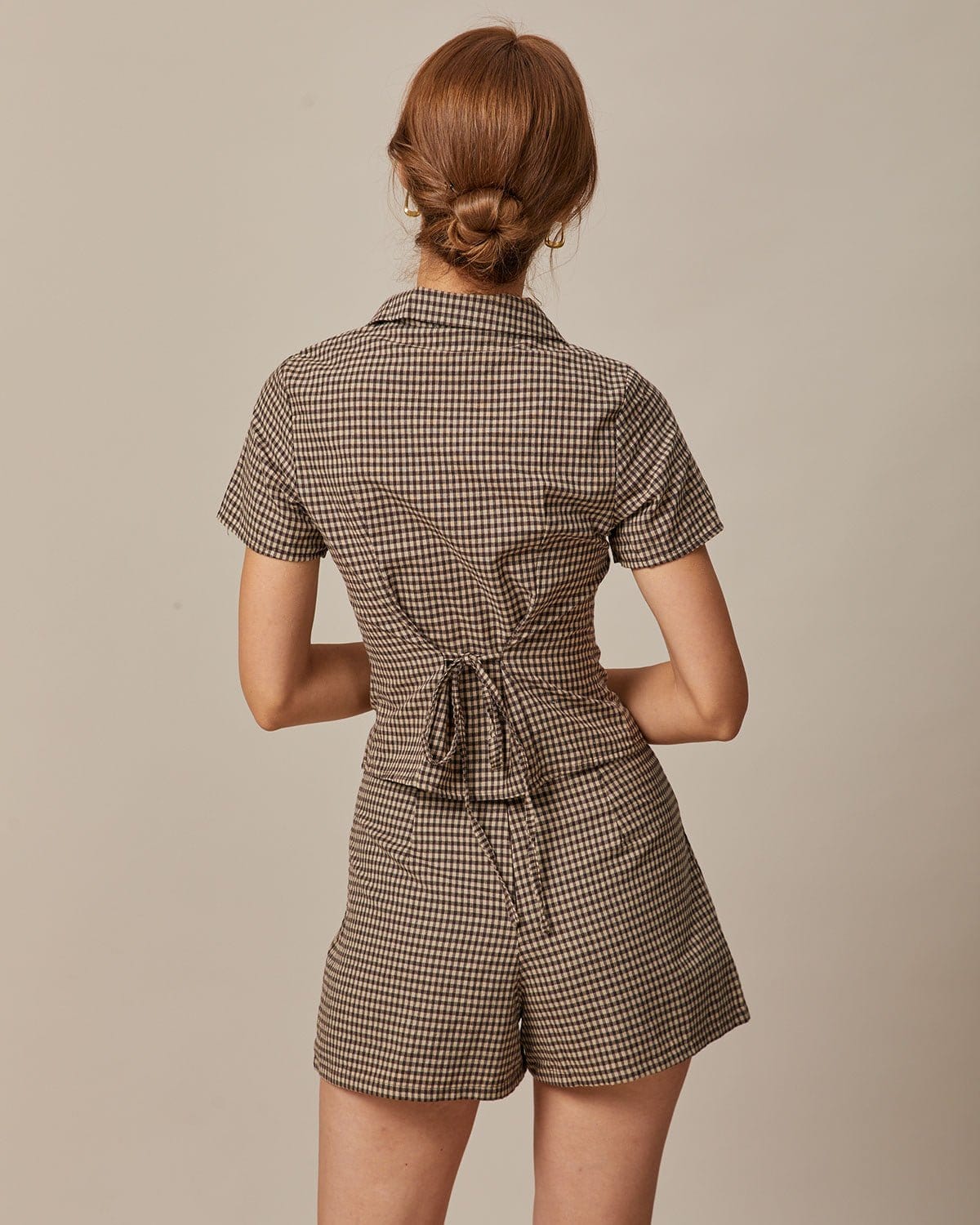 Inés | Blusa vichy de manga corta con solapa marrón - LolaLenz™