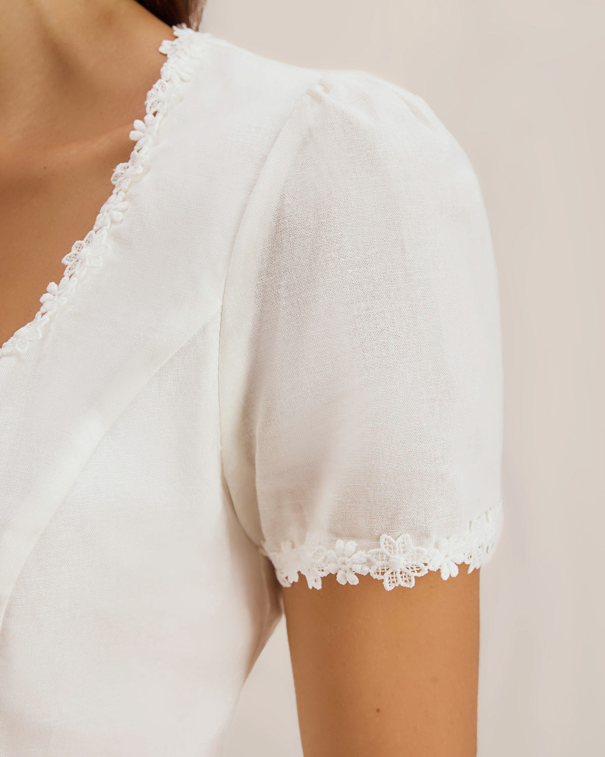 Lucía | Blusa blanca de encaje con escote cuadrado - LolaLenz™