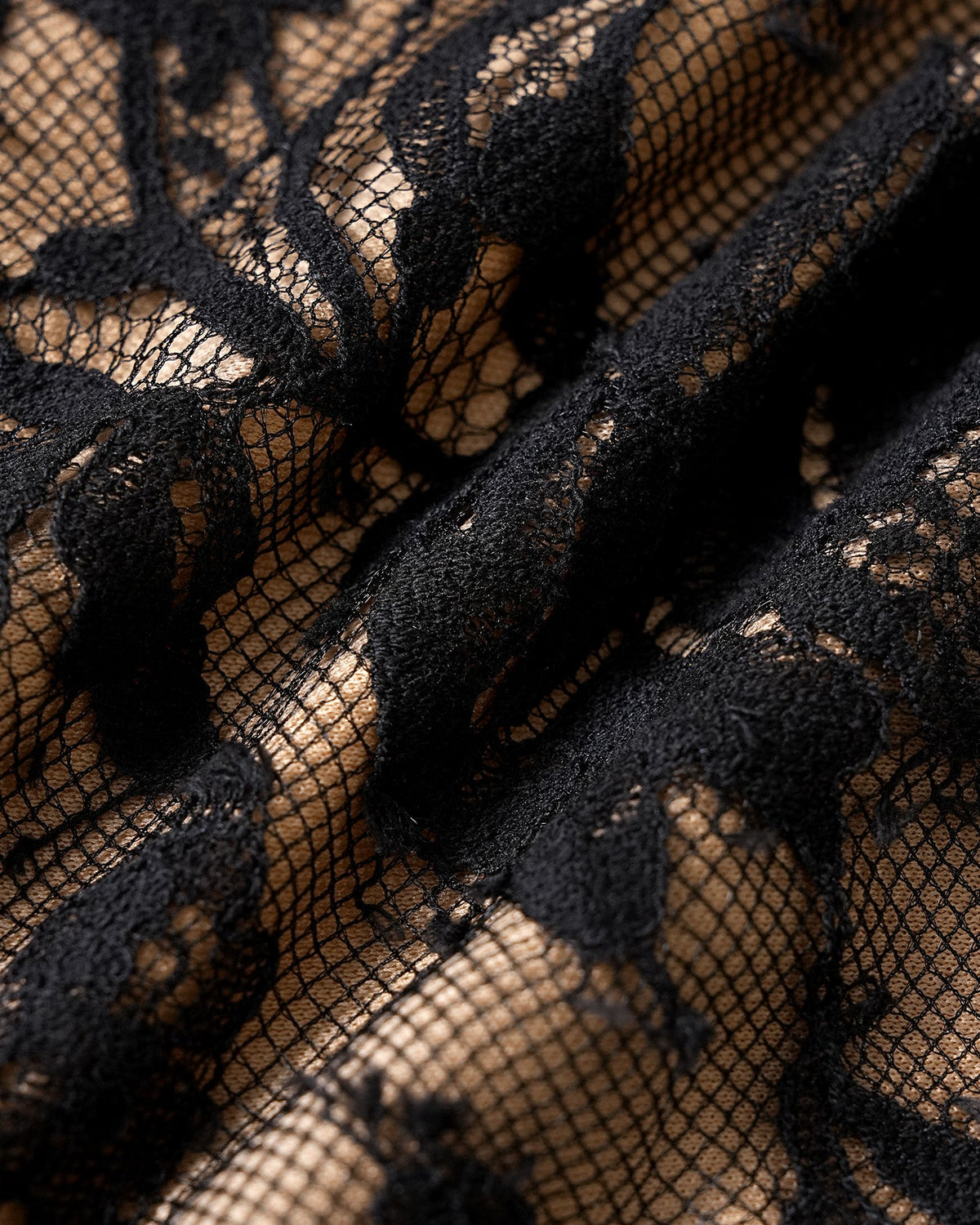 Azucena | Blusa negra de encaje con escote en V - LolaLenz™