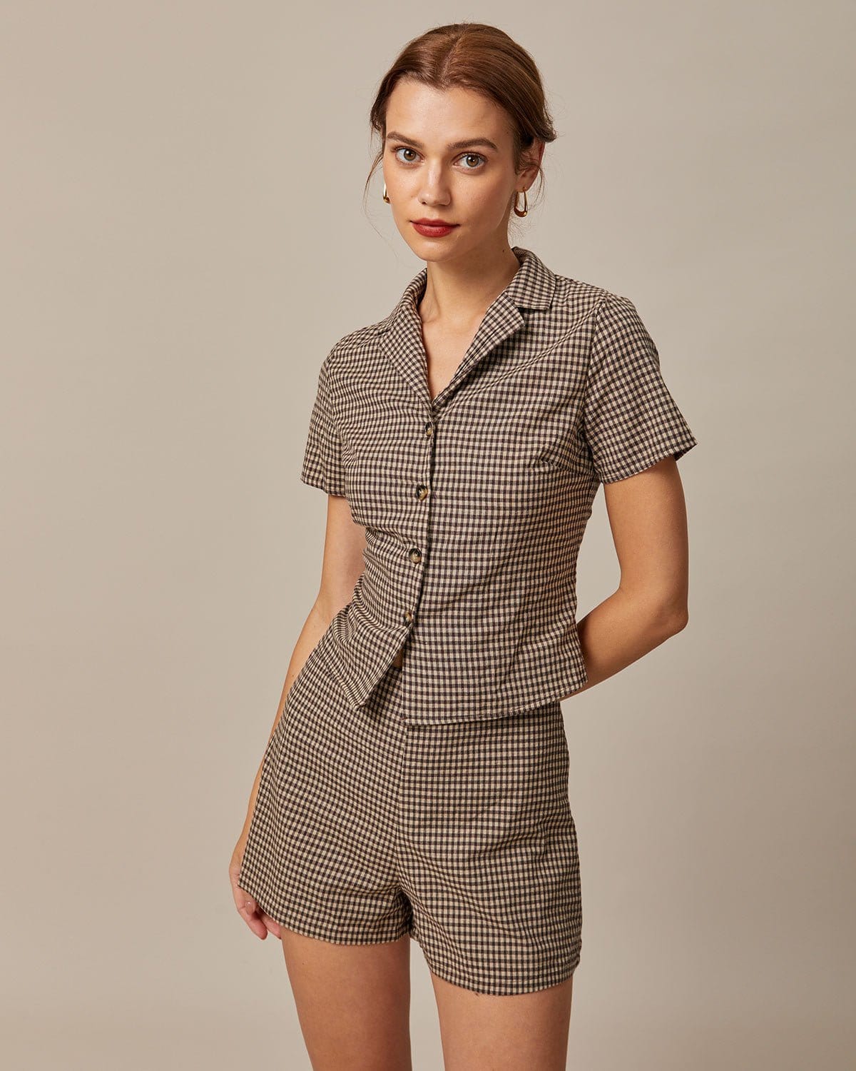 Inés | Blusa vichy de manga corta con solapa marrón - LolaLenz™