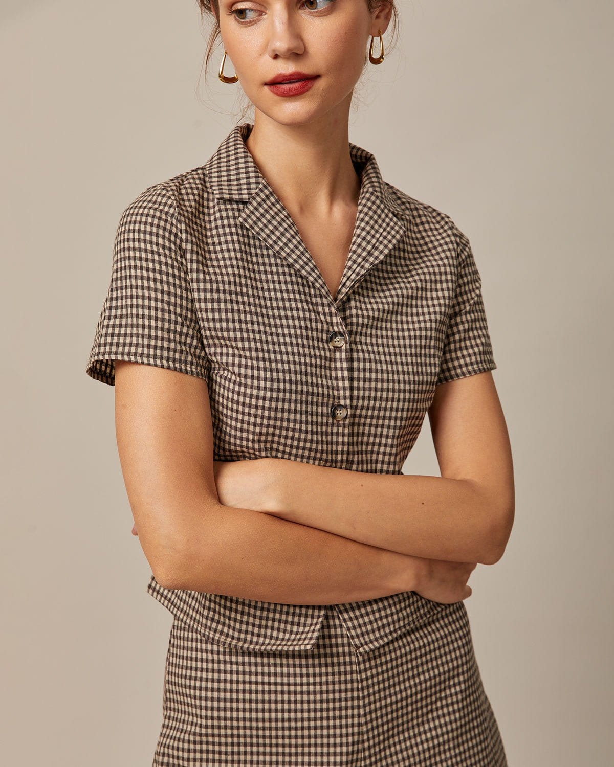 Inés | Blusa vichy de manga corta con solapa marrón - LolaLenz™