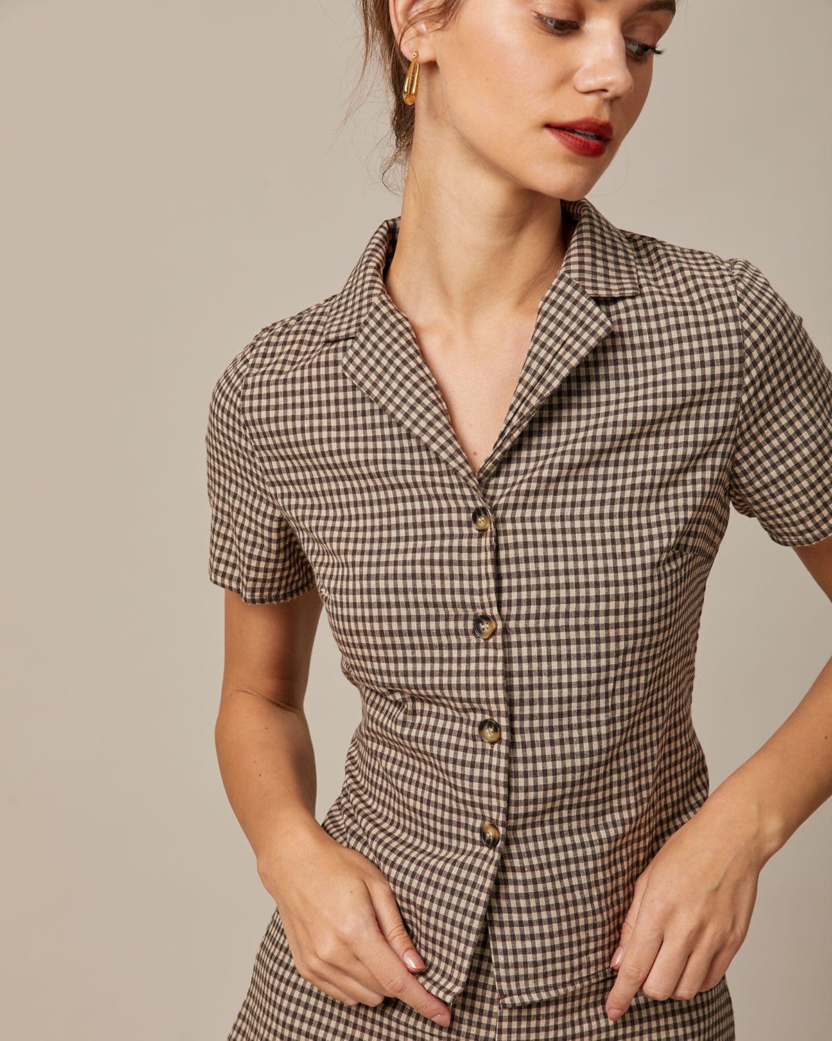 Inés | Blusa vichy de manga corta con solapa marrón - LolaLenz™