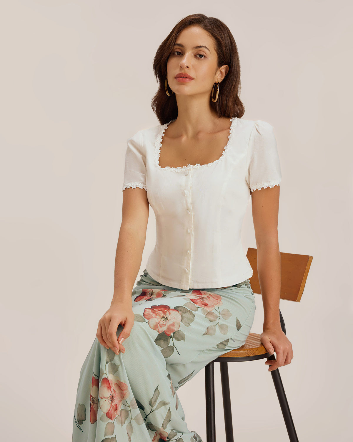 Lucía | Blusa blanca de encaje con escote cuadrado - LolaLenz™