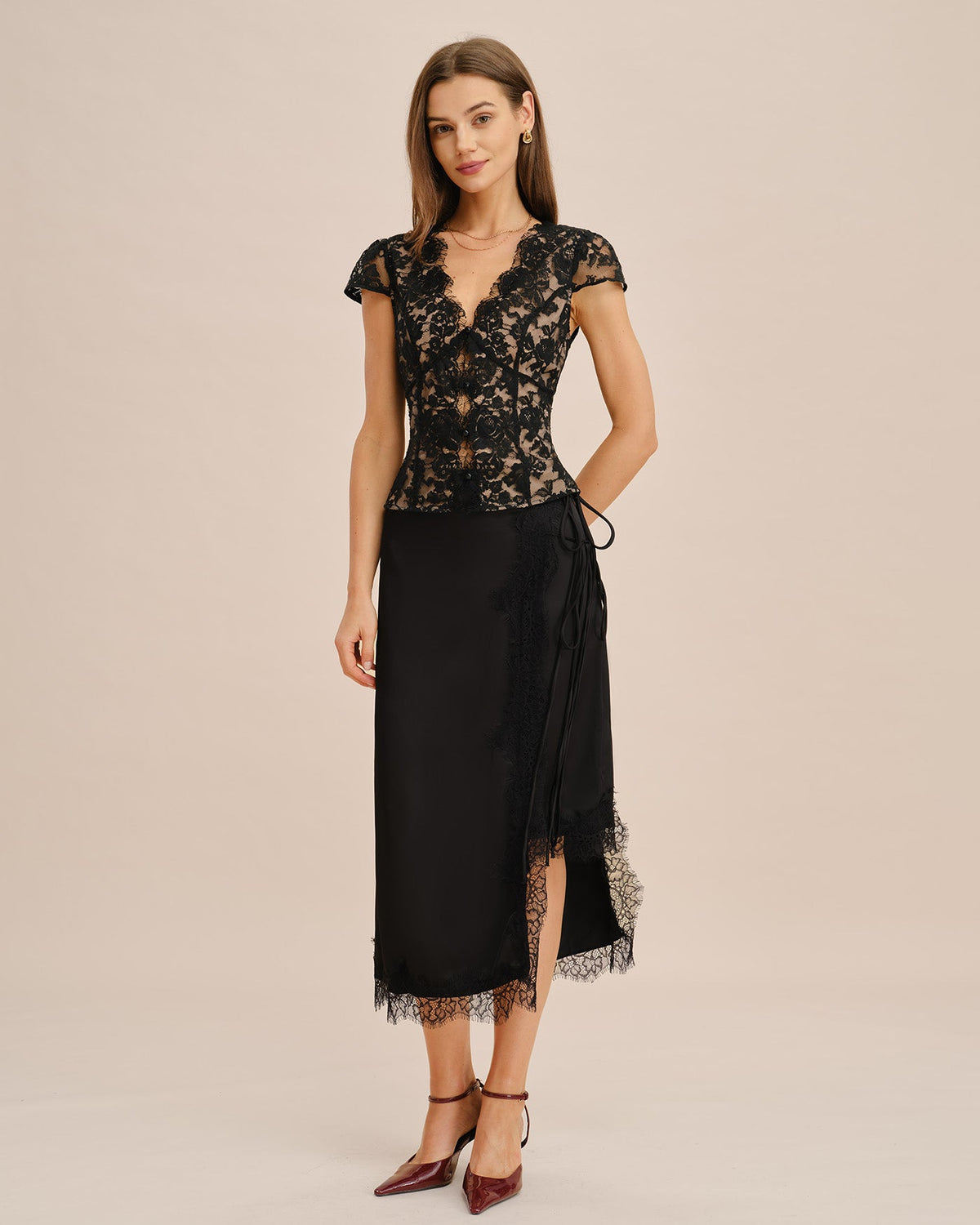Azucena | Blusa negra de encaje con escote en V - LolaLenz™
