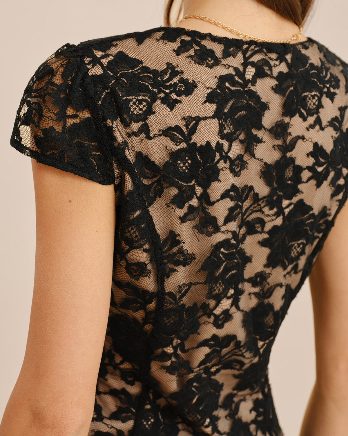 Azucena | Blusa negra de encaje con escote en V - LolaLenz™